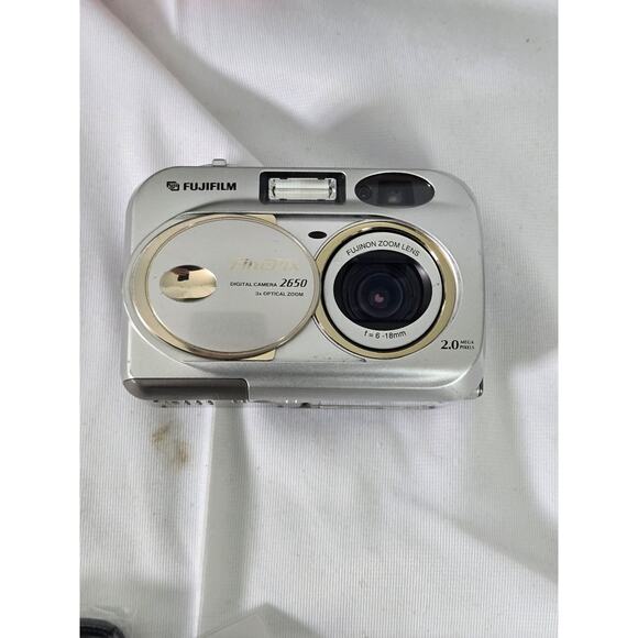 Fujifilm FinePix 2650 Digital Camera 2.0MP Silver 64 MB Card Original Box Works! - Picture 6 of 11